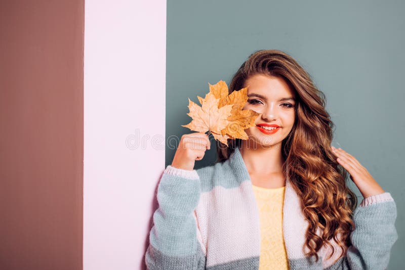Gelukkig met natuurlijke het kijken huid Make-upmeisje Gezichtmodel met decoratieve dalingsmake-up De daling ziet eruit Mooie mei stock foto's Gelukkig met natuurlijke het kijken huid Make-upmeisje Gezichtmodel met decoratieve dalingsmake-up De daling ziet eruit Mooie mei stock foto's