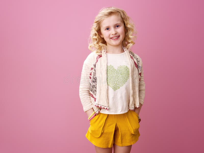 Gelukkig modern meisje met golvend die blondehaar op roze wordt geïsoleerd stock foto's Gelukkig modern meisje met golvend die blondehaar op roze wordt geïsoleerd stock foto's