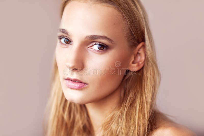 Gelukkig mooi meisje Naakt manierportret van wit-haired gi royalty-vrije stock foto's Gelukkig mooi meisje Naakt manierportret van wit-haired gi royalty-vrije stock foto's