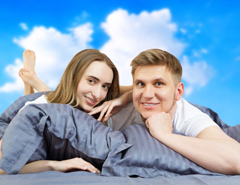 Gelukkig mooi stel in bed op blauwe hemelachtergrond, blijf thuis concept, coronavirus quarantaine achtergrond, zelf royalty-vrije stock foto's Gelukkig mooi stel in bed op blauwe hemelachtergrond, blijf thuis concept, coronavirus quarantaine achtergrond, zelf royalty-vrije stock foto's
