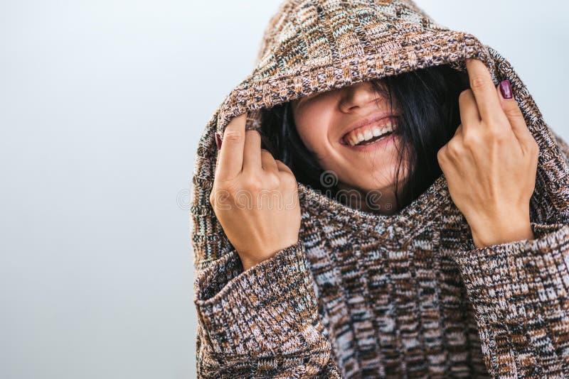 Gelukkig mooi wijfje die en met het comfortabele sweater stellen tegen het meer dragen spelen Het portret van glimlachend wijfje royalty-vrije stock afbeelding Gelukkig mooi wijfje die en met het comfortabele sweater stellen tegen het meer dragen spelen Het portret van glimlachend wijfje royalty-vrije stock afbeelding
