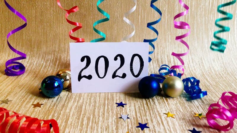 Gelukkig nieuw jaar 2020 - kaart met cijfers en kleurrijke versieringen