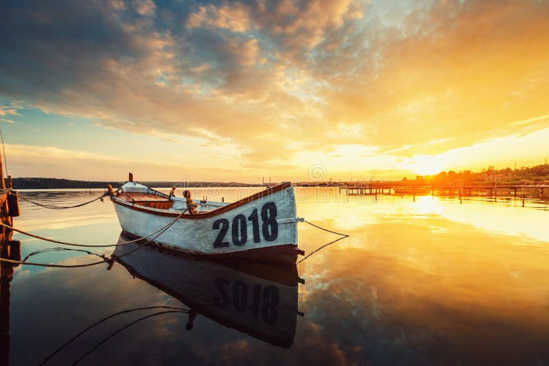 Gelukkig Nieuwjaar 2018 concept, die op de Boot met een reflec van letters voorzien stock foto's Gelukkig Nieuwjaar 2018 concept, die op de Boot met een reflec van letters voorzien stock foto's