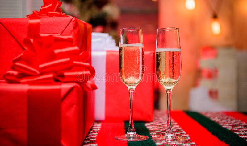 Gelukkig Nieuwjaar en Vrolijke Kerstmis Glas gevulde mousserende wijn of champagne dichtbij giftdozen Juicht concept toe Nieuw ja stock foto's Gelukkig Nieuwjaar en Vrolijke Kerstmis Glas gevulde mousserende wijn of champagne dichtbij giftdozen Juicht concept toe Nieuw ja stock foto's