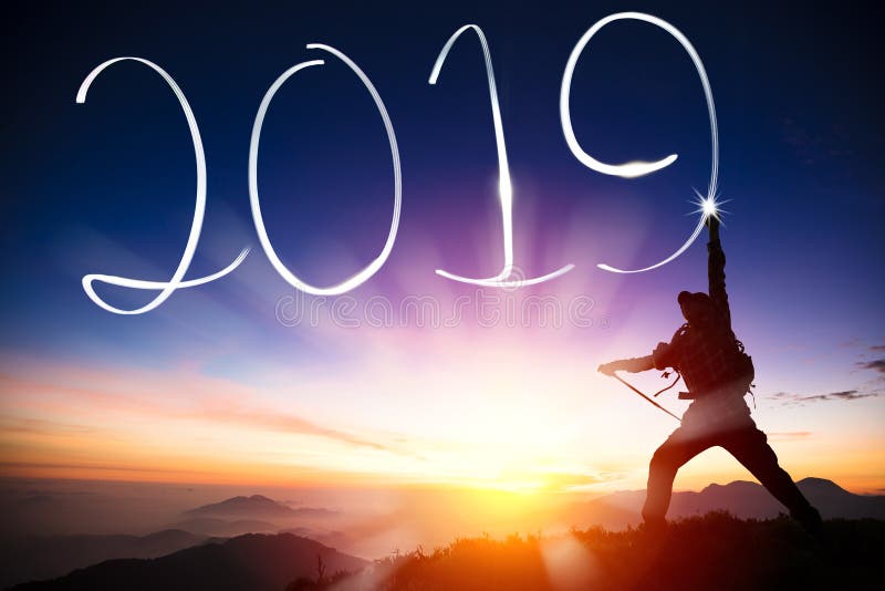 Gelukkig Nieuwjaar mens die 2019 trekken op de berg stock afbeelding Gelukkig Nieuwjaar mens die 2019 trekken op de berg stock afbeelding