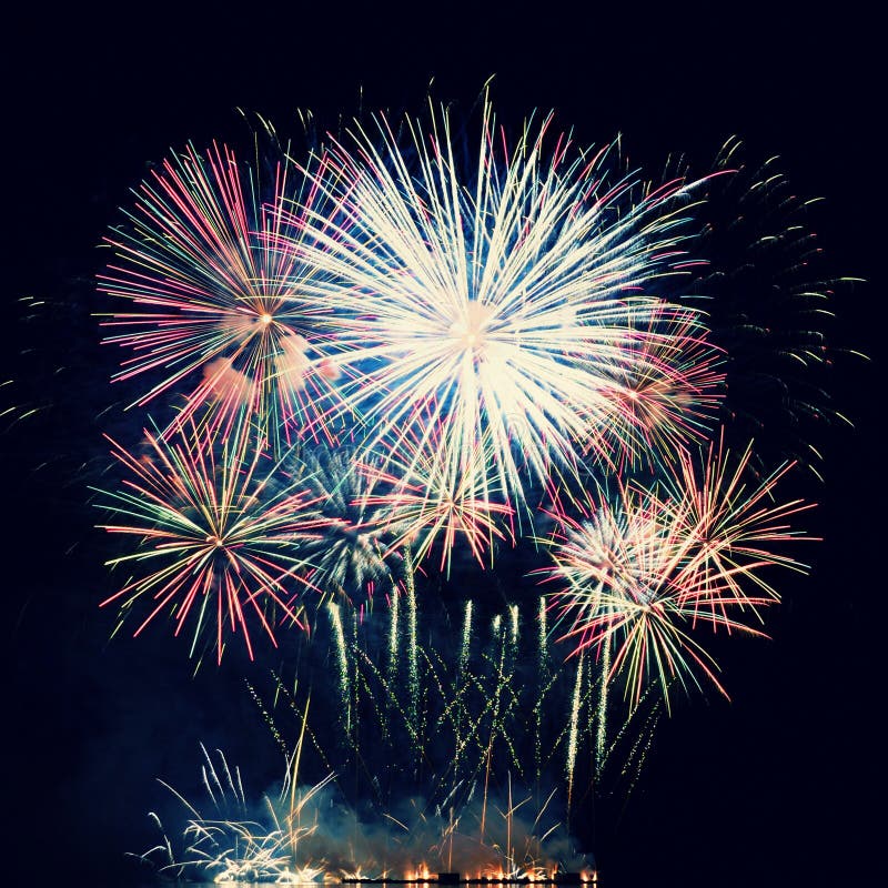 Gelukkig Nieuwjaar 2018 Vuurwerk Mooi kleurrijk vuurwerk op de waterspiegel met een schone zwarte achtergrond stock foto Gelukkig Nieuwjaar 2018 Vuurwerk Mooi kleurrijk vuurwerk op de waterspiegel met een schone zwarte achtergrond stock foto