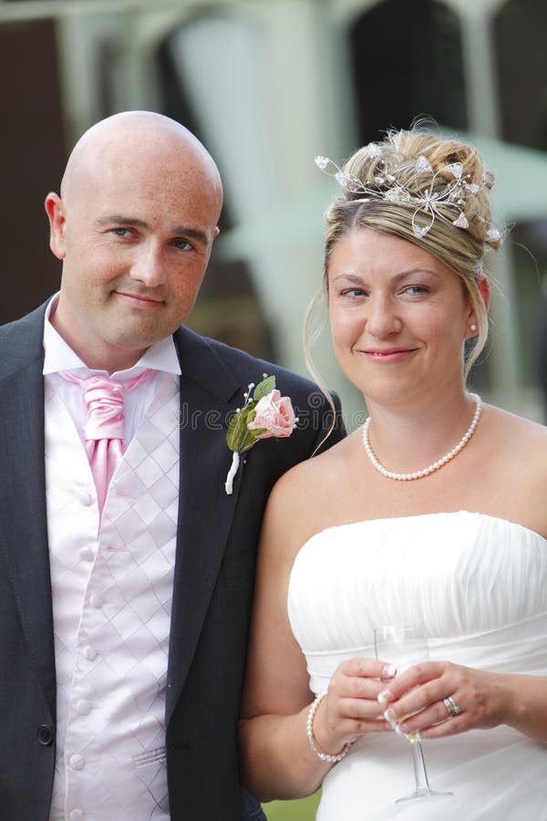 Gelukkig net getrouwd stel stock foto