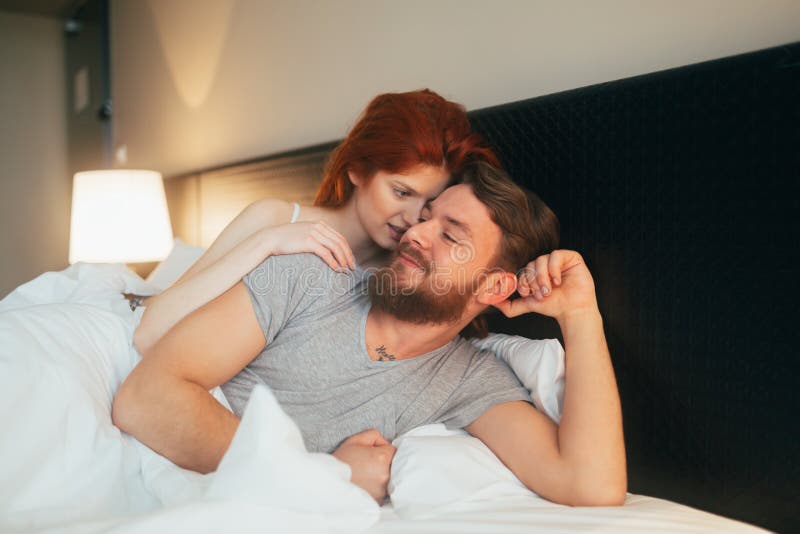 Gelukkig paar in bed die emoties tonen royalty-vrije stock foto's Gelukkig paar in bed die emoties tonen royalty-vrije stock foto's