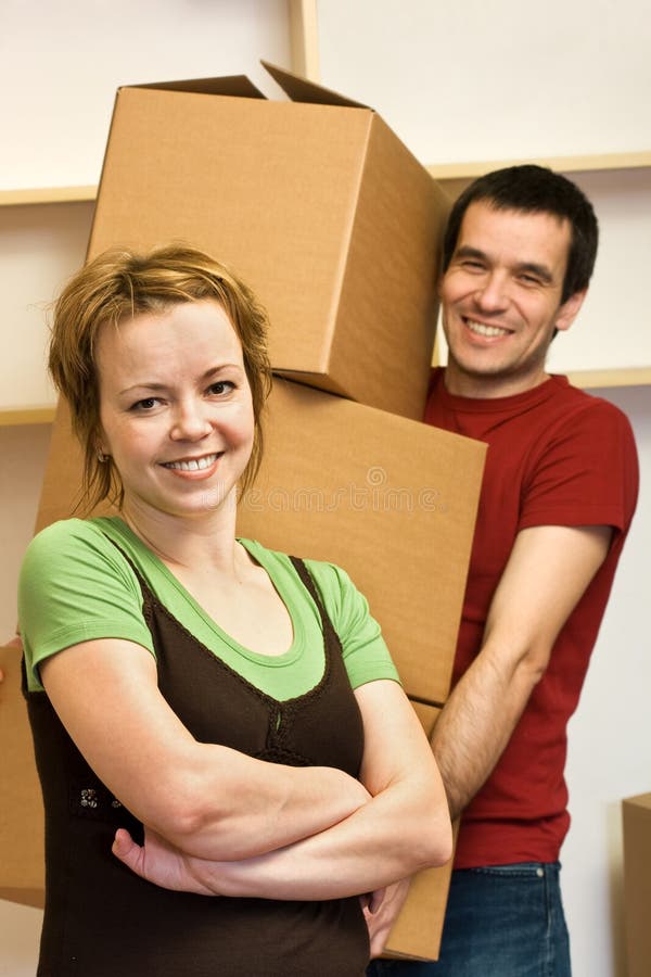 Gelukkig paar dat - dragende dozen beweegt zich stock afbeeldingen Gelukkig paar dat - dragende dozen beweegt zich stock afbeeldingen