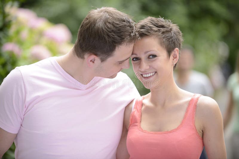 Gelukkig paar dat in openlucht flirt royalty-vrije stock foto Gelukkig paar dat in openlucht flirt royalty-vrije stock foto