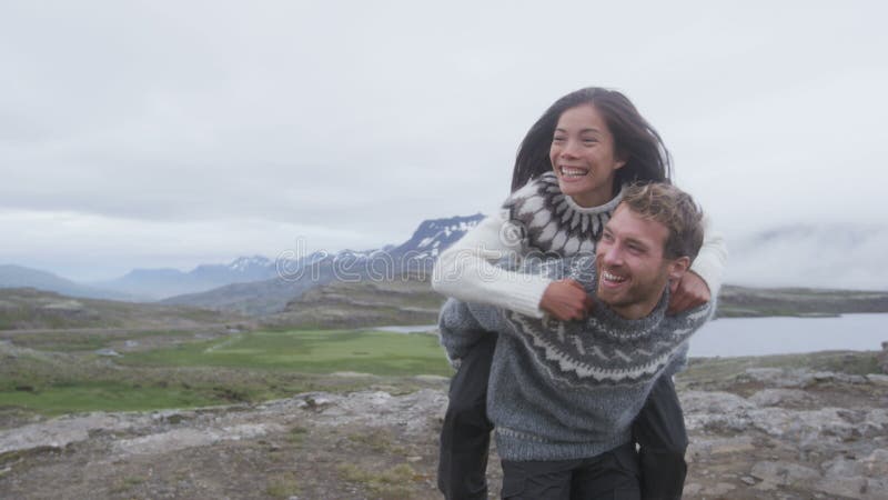 Gelukkig paar dat plezier heeft in ijsland om blij te lachen