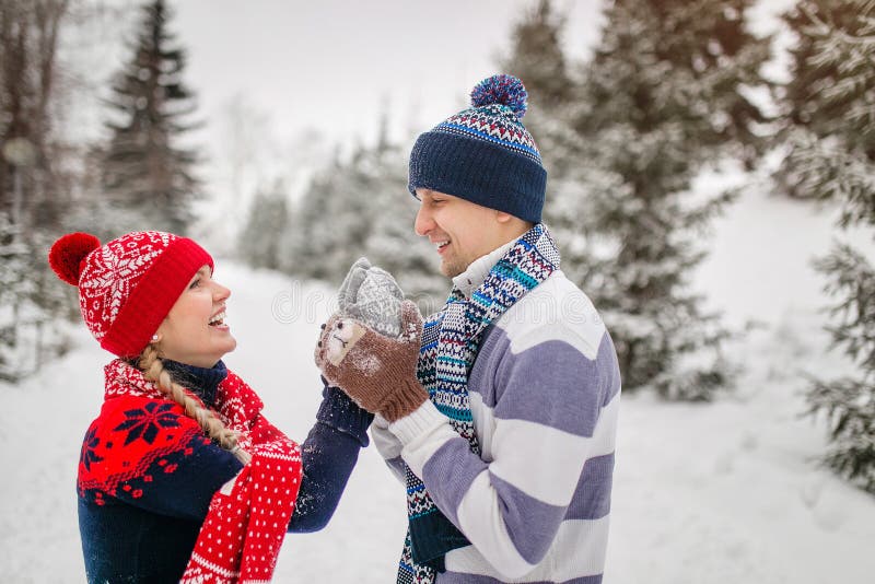 Gelukkig Paar die Pret in openlucht in de Winterpark hebben royalty-vrije stock foto's Gelukkig Paar die Pret in openlucht in de Winterpark hebben royalty-vrije stock foto's