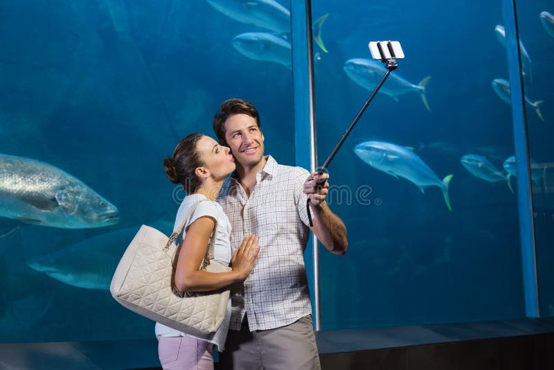 Gelukkig paar die selfie stok gebruiken