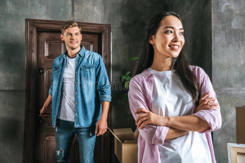 gelukkig paar die tussen verschillende rassen bewegen zich in stock afbeeldingen gelukkig paar die tussen verschillende rassen bewegen zich in stock afbeeldingen