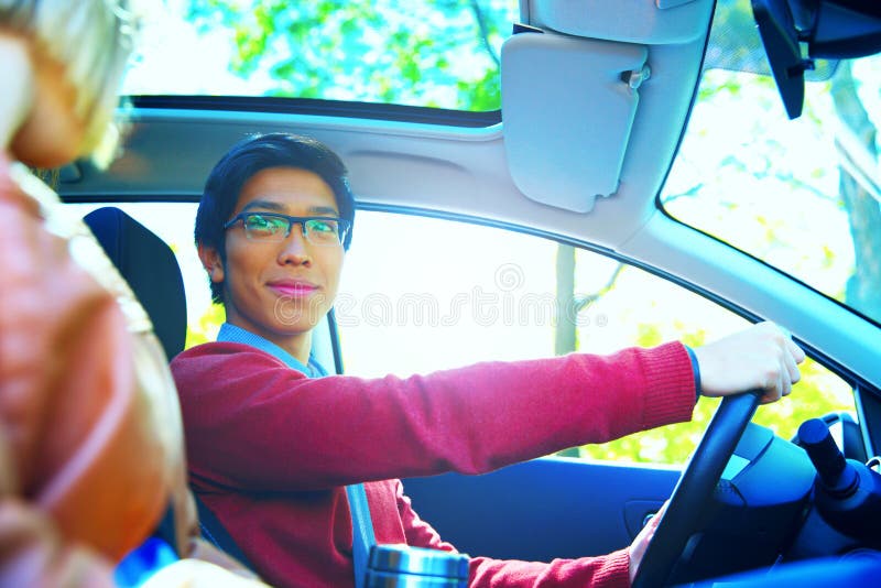 Gelukkig stel in een auto met schijnende zon royalty-vrije stock foto