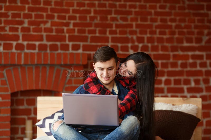 Gelukkig paar met laptop het besteden tijd samen thuis, het glimlachen van en het hebben van pret stock fotografie Gelukkig paar met laptop het besteden tijd samen thuis, het glimlachen van en het hebben van pret stock fotografie