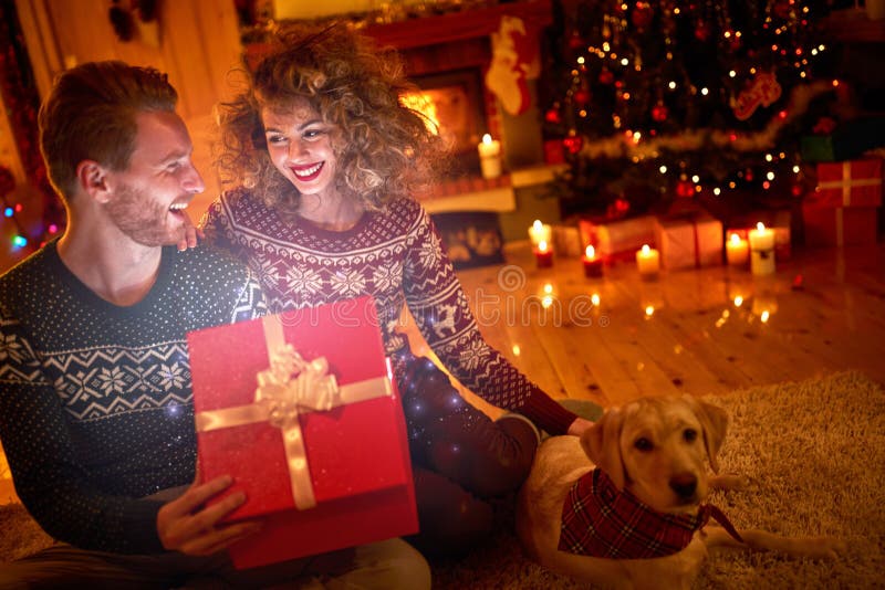Gelukkig paar met magische gift royalty-vrije stock afbeeldingen Gelukkig paar met magische gift royalty-vrije stock afbeeldingen