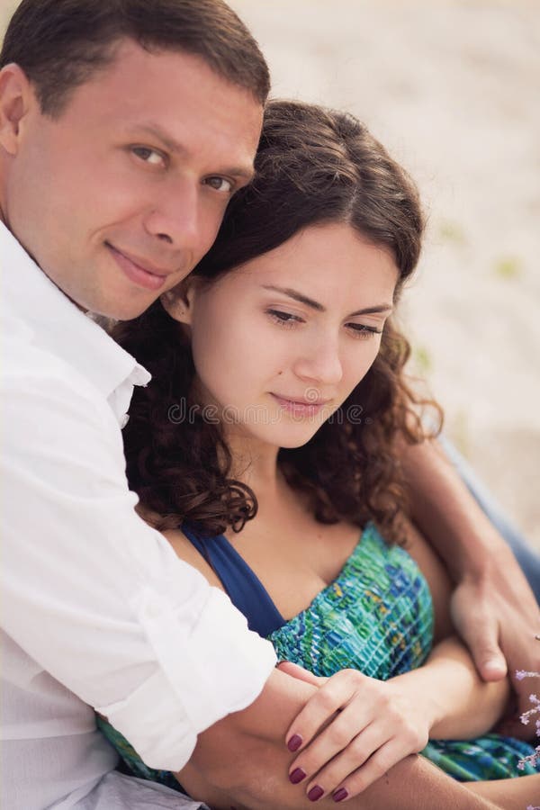 Gelukkig paarportret op strand royalty-vrije stock foto Gelukkig paarportret op strand royalty-vrije stock foto