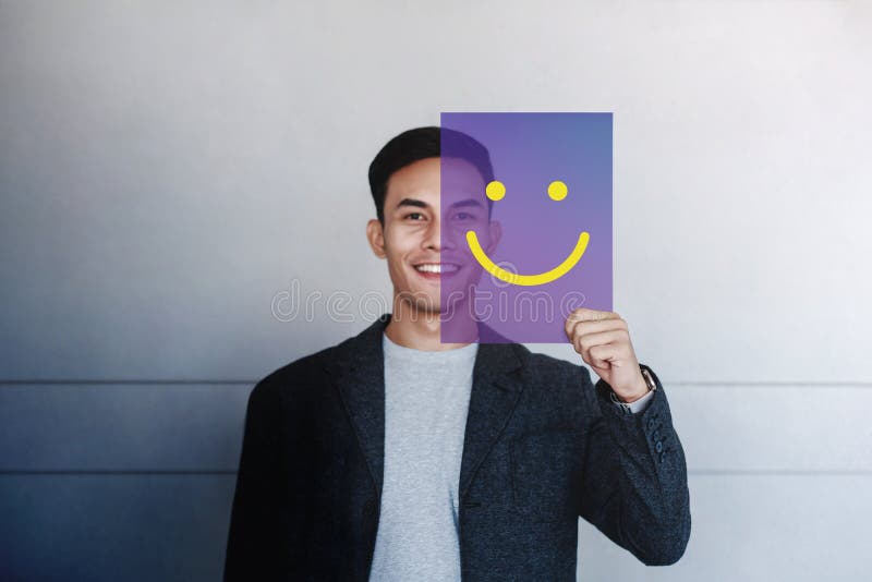 Gelukkig Persoonsconcept De jonge Mens die en toont Glimlachpictogram op Transparante Kaart glimlachen Positieve menselijke gezic