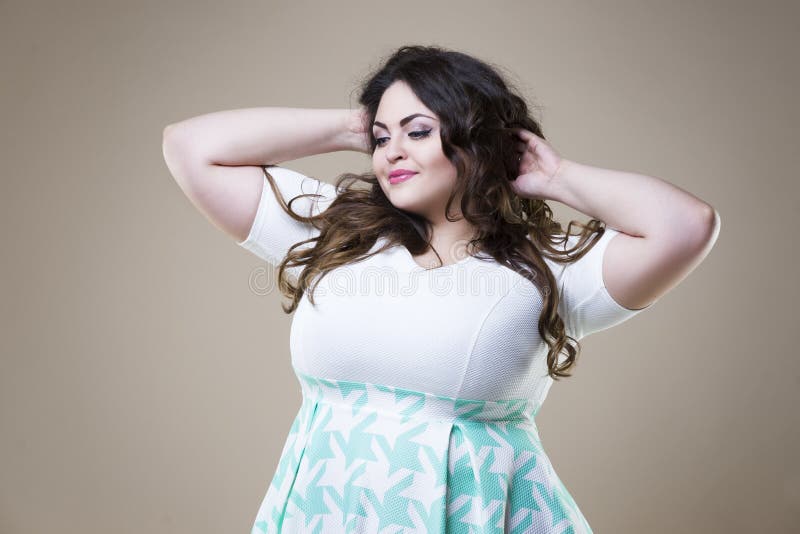 Gelukkig plus groottemannequin in vrijetijdskleding, vette vrouw op beige achtergrond, te zwaar vrouwelijk lichaam royalty-vrije stock foto Gelukkig plus groottemannequin in vrijetijdskleding, vette vrouw op beige achtergrond, te zwaar vrouwelijk lichaam royalty-vrije stock foto