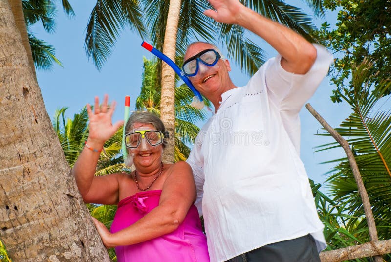 Gelukkig rijp paar dat met toestel het golven snorkelt royalty-vrije stock foto's Gelukkig rijp paar dat met toestel het golven snorkelt royalty-vrije stock foto's