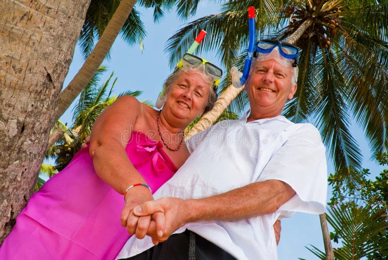 Gelukkig rijp paar dat met toestel snorkelt royalty-vrije stock afbeeldingen Gelukkig rijp paar dat met toestel snorkelt royalty-vrije stock afbeeldingen