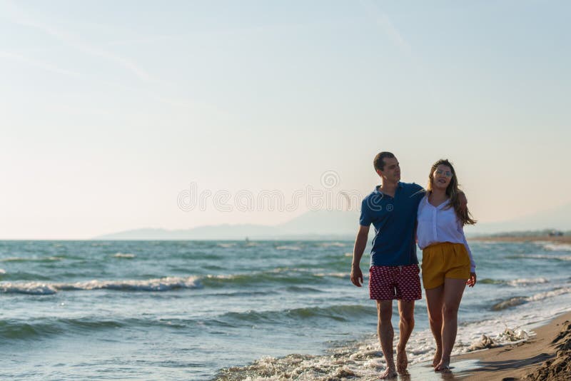 Gelukkig Romantisch Midden Oud Paar die van Mooie Zonsonderganggang op het Strand genieten royalty-vrije stock afbeeldingen Gelukkig Romantisch Midden Oud Paar die van Mooie Zonsonderganggang op het Strand genieten royalty-vrije stock afbeeldingen