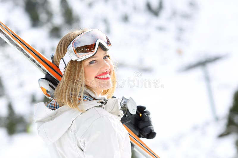 Gelukkig skiërmeisje klaar om in een helling te skien stock afbeelding Gelukkig skiërmeisje klaar om in een helling te skien stock afbeelding