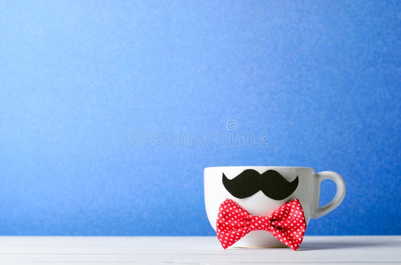 Gelukkig Vaderdagconcept, Koffiemok met Snor en Rode Vlinderdas stock foto Gelukkig Vaderdagconcept, Koffiemok met Snor en Rode Vlinderdas stock foto