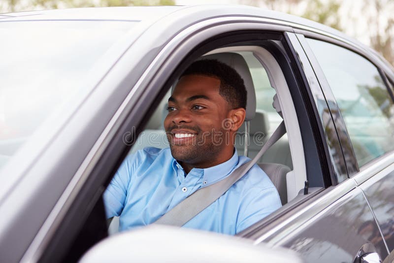 Gelukkige Afrikaanse Amerikaanse mannelijke bestuurder in auto royalty-vrije stock foto Gelukkige Afrikaanse Amerikaanse mannelijke bestuurder in auto royalty-vrije stock foto