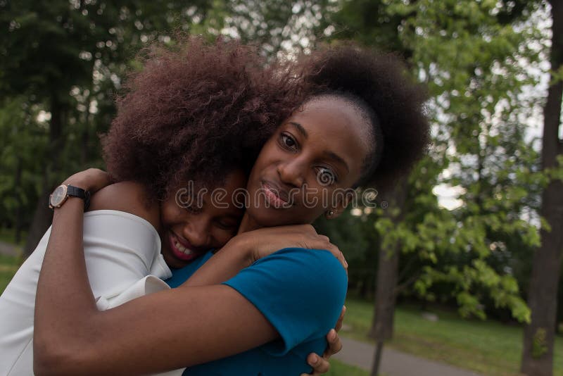 Gelukkige afrikaanse amerikaanse vrouwen slaan vrienden over elkaar