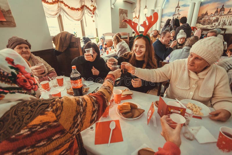 Gelukkige armen die vakantie vieren en voedsel hebben bij het diner van de Kerstmisliefdadigheid voor daklozen royalty-vrije stock fotografie Gelukkige armen die vakantie vieren en voedsel hebben bij het diner van de Kerstmisliefdadigheid voor daklozen royalty-vrije stock fotografie