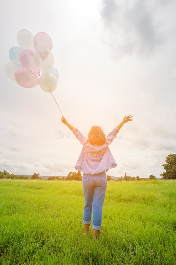 Gelukkige asin mooie vrouw met kleurrijke ballons stock afbeelding Gelukkige asin mooie vrouw met kleurrijke ballons stock afbeelding