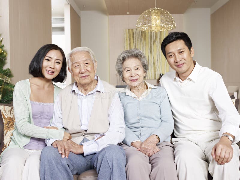 Gelukkige Aziatische familie stock afbeeldingen Gelukkige Aziatische familie stock afbeeldingen