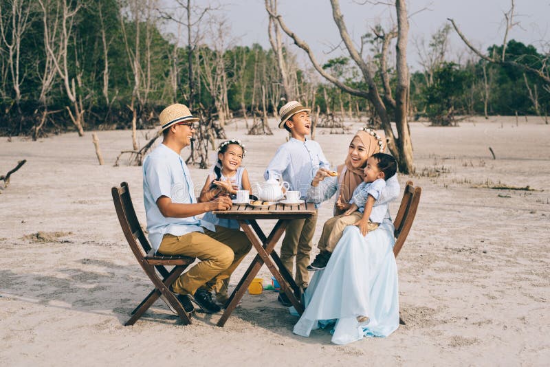 Gelukkige Aziatische familie die een goed ogenblik hebben van gelukpicknick openlucht royalty-vrije stock afbeeldingen Gelukkige Aziatische familie die een goed ogenblik hebben van gelukpicknick openlucht royalty-vrije stock afbeeldingen