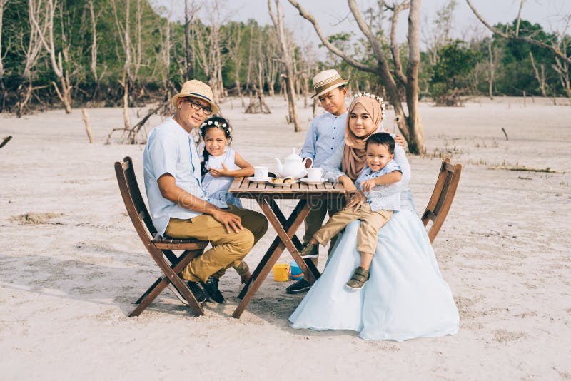 Gelukkige Aziatische familie die een goed ogenblik hebben van gelukpicknick openlucht royalty-vrije stock foto Gelukkige Aziatische familie die een goed ogenblik hebben van gelukpicknick openlucht royalty-vrije stock foto