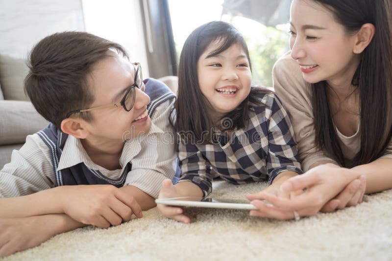 Gelukkige Aziatische familie het besteden tijd samen in woonkamer Familie en huisconcept stock afbeeldingen Gelukkige Aziatische familie het besteden tijd samen in woonkamer Familie en huisconcept stock afbeeldingen