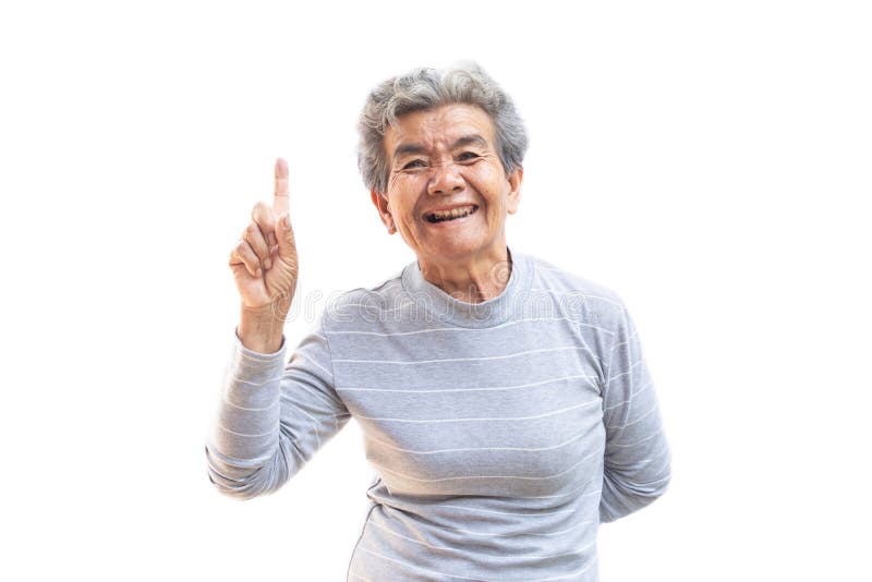 Gelukkige Aziatische oude vrouw blij op wit
