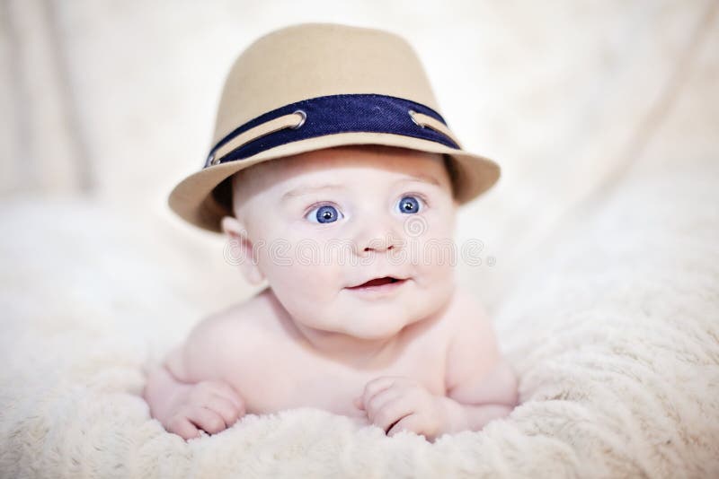 baby in hoed stock foto. of gelukkig 37439074