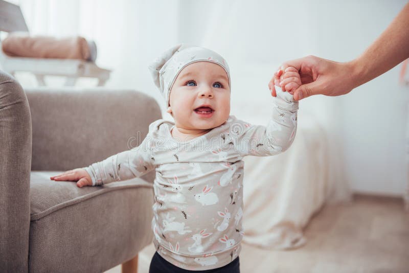 Gelukkige babystoel naast een heldere ruimte stock afbeelding Gelukkige babystoel naast een heldere ruimte stock afbeelding