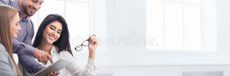 Gelukkige bedrijfscollega's die nieuw project in bureau bespreken stock afbeelding Gelukkige bedrijfscollega's die nieuw project in bureau bespreken stock afbeelding