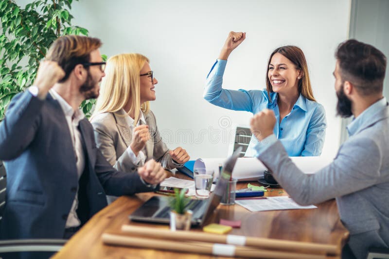 Gelukkige bedrijfsmensen die succes in bureau vieren royalty-vrije stock fotografie Gelukkige bedrijfsmensen die succes in bureau vieren royalty-vrije stock fotografie