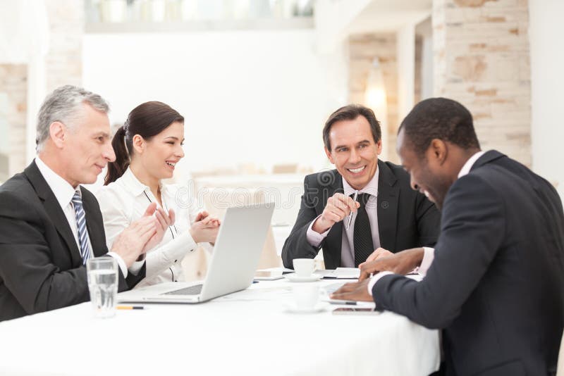 Gelukkige Zakelijke Mensen in Vergadering stock afbeelding