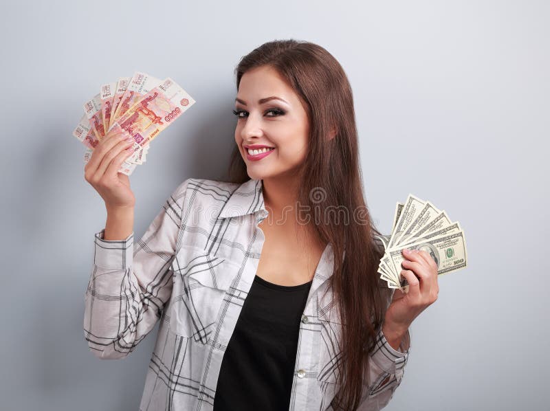 Gelukkige bedrijfsvrouw die die munt denken om te kiezen, dollars o royalty-vrije stock fotografie Gelukkige bedrijfsvrouw die die munt denken om te kiezen, dollars o royalty-vrije stock fotografie