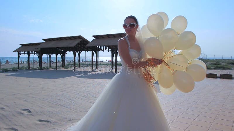 Gelukkige Bruid met Witte Ballons