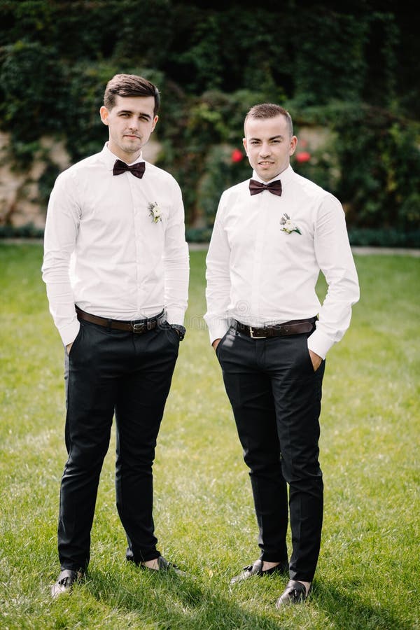 Gelukkige bruidegom en groomsmen royalty-vrije stock afbeeldingen Gelukkige bruidegom en groomsmen royalty-vrije stock afbeeldingen