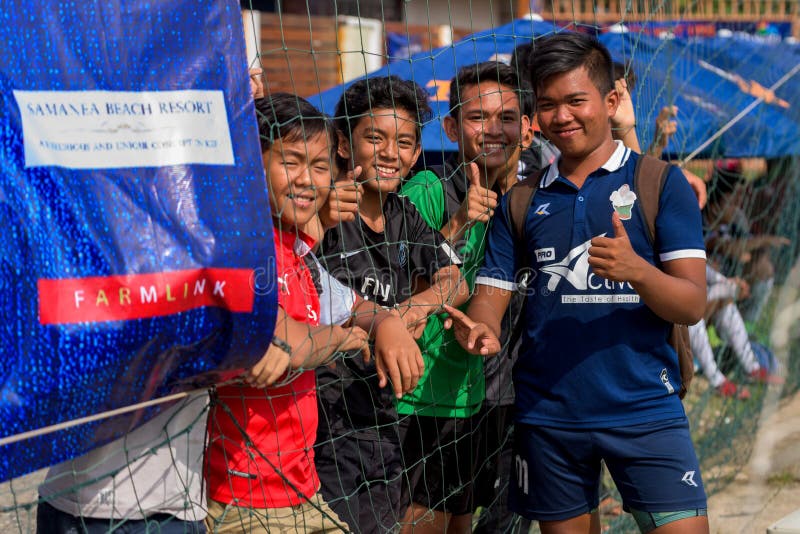 Gelukkige Cambodjaanse voetbalventilators tijdens de toernooien royalty-vrije stock foto's Gelukkige Cambodjaanse voetbalventilators tijdens de toernooien royalty-vrije stock foto's
