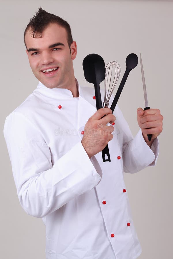 Gelukkige chef-kok die divers keukengerei houden stock afbeelding Gelukkige chef-kok die divers keukengerei houden stock afbeelding
