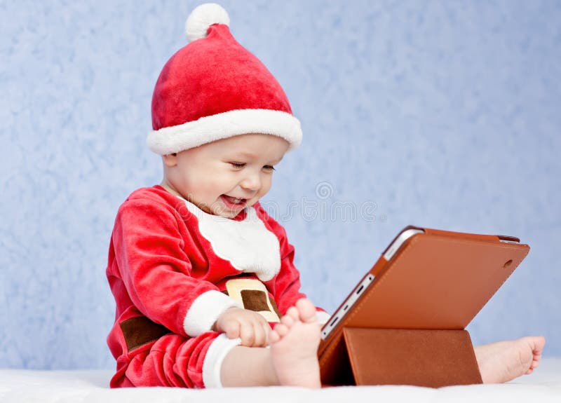 Gelukkige de babyjongen van de santahelper met digitale tablet stock foto's Gelukkige de babyjongen van de santahelper met digitale tablet stock foto's