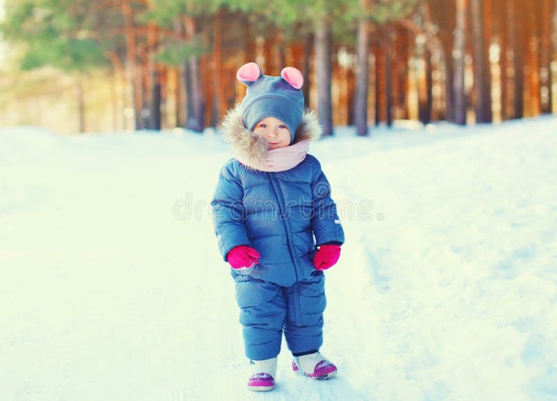 Gelukkige de winter weinig glimlachend kind die in sneeuw lopen stock foto's Gelukkige de winter weinig glimlachend kind die in sneeuw lopen stock foto's